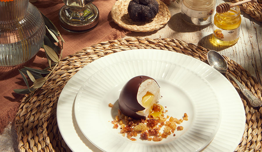 Mousse di ricotta con cuore di miele al tartufo, copertura al cioccolato e colomba tostata al burro tartufo