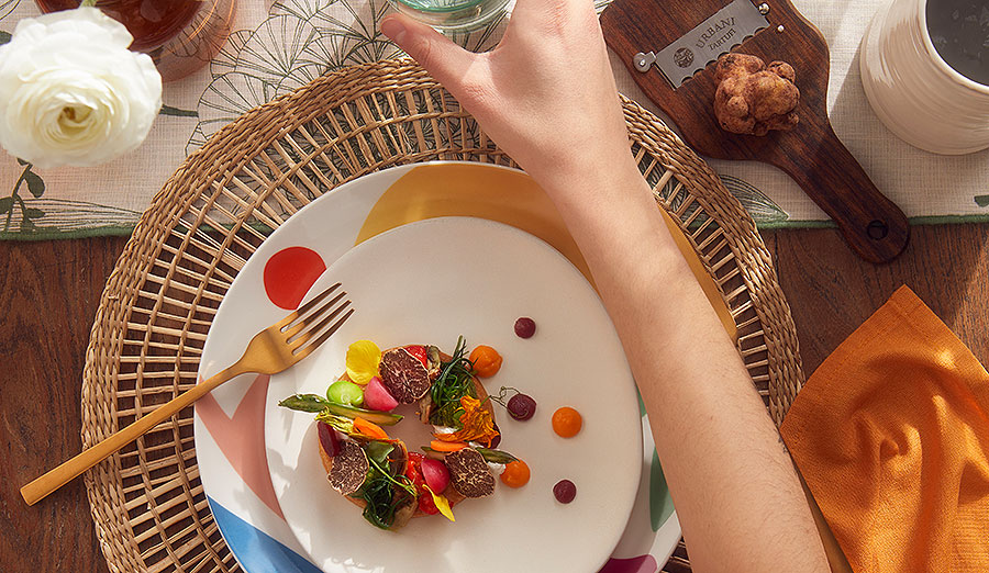 Giardino di primavera con ricotta e tartufo bianchetto